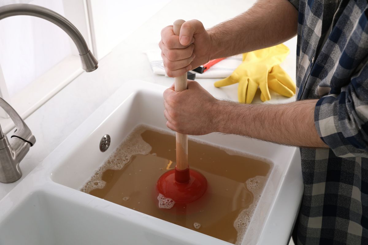 Clogged drains : common causes and quick solutions