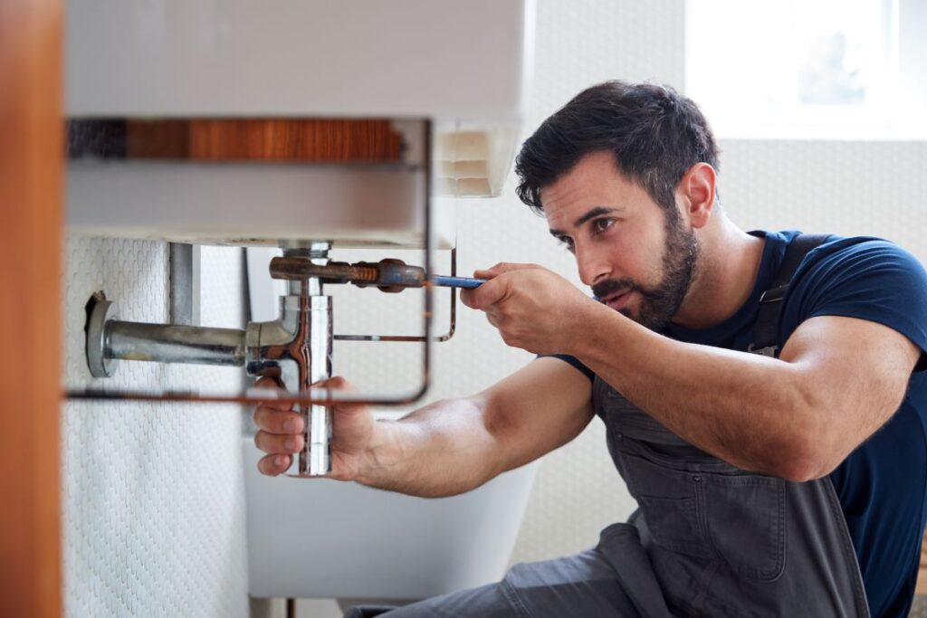Water leak under the sink: what to do before the plumber arrives