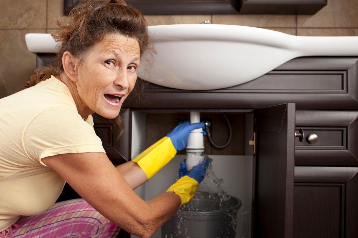 Water leak under the sink: what to do before the plumber arrives
